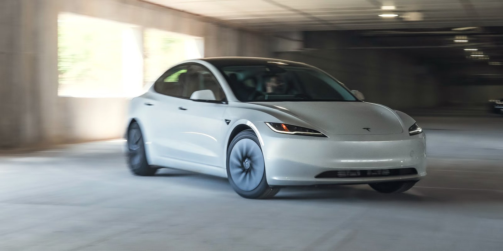 2026 Tesla Model 3 Standard İncelemesi: En Uygun Fiyatlı Tesla Hala Lider mi?