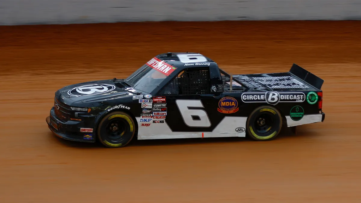 NASCAR Kamyonunu Chevrolet S10 Diye Yutturmaya Çalıştı: Arizona'da Akılalmaz Olay
