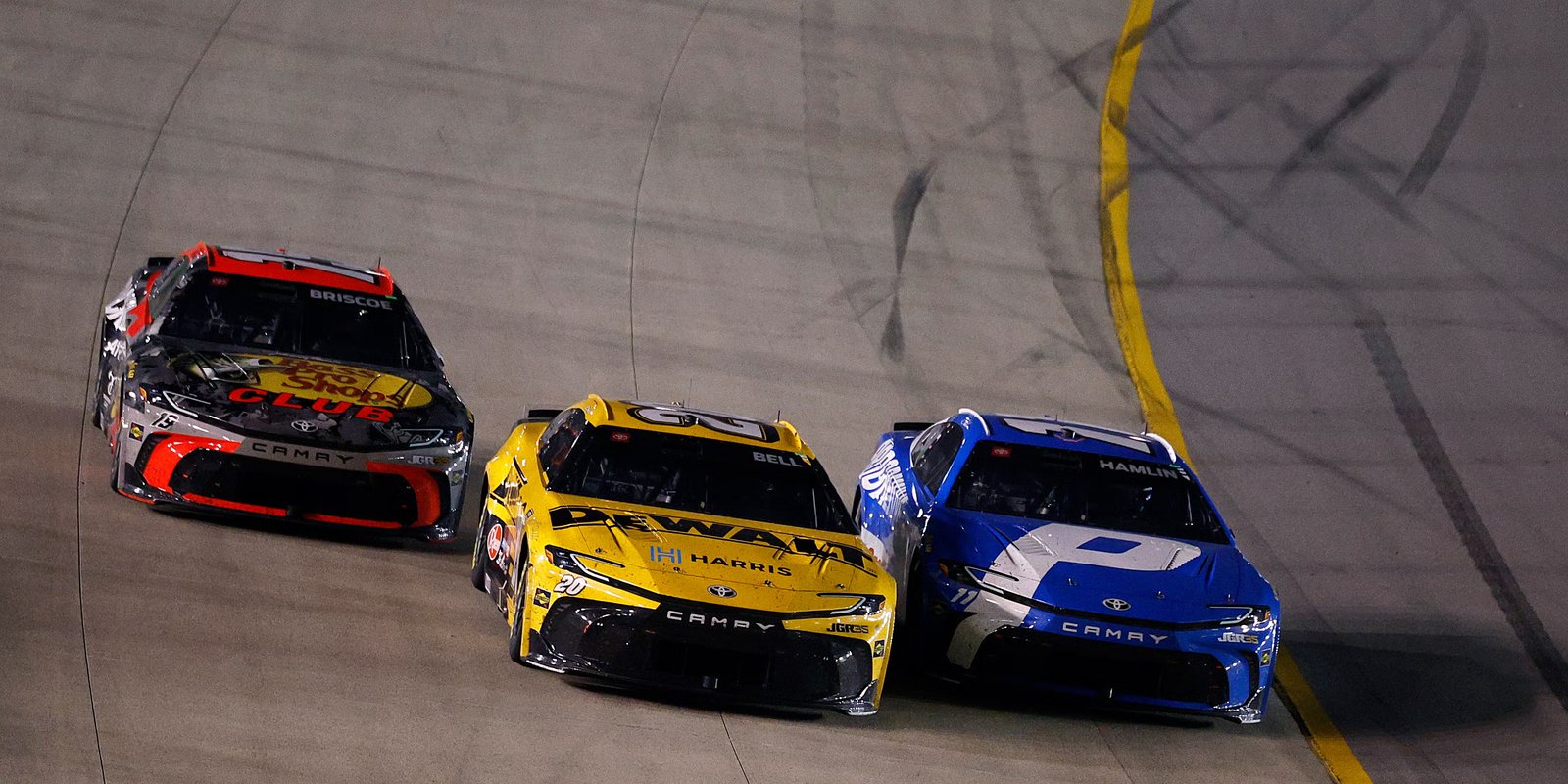Nashville'de Kaosun Galibi Denny Hamlin: Cezadan Şampiyonluğa Uzanan Yol